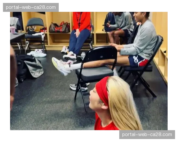 社交媒体热传：神秘人队新秀在训练中完成隔人暴扣